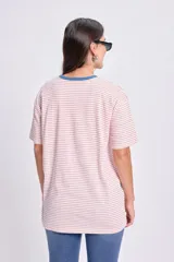 Remera de manga corta oversize con estampado de rayas horizontales color crudo y cuello redondo con ribete azul.