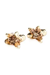 Caravana en forma de flor con pétalos metálicos dorados texturados y centro de tela con estampado animal print.
