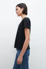 Remera blanca de algodón con escote en V y mangas cortas.
