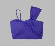 Top violeta de algodón con diseño asimétrico, tirante fino en un hombro y ancha tira drapeada en el otro, con fruncido frontal cruzado.