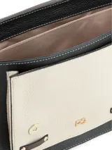 Cartera tipo satchel de diseño tricolor con solapa superior en marrón, cuerpo central en beige y base en negro. Presenta correas decorativas verticales con hebillas metálicas, manija superior rígida y correa larga ajustable y removible. Incluye logo metálico frontal y herrajes dorados.