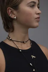 Par de aros de plata 925 con textura irregular y cierre mariposa.