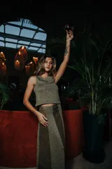 Falda larga marrón de cuero con paneles laterales de tejido de punto.