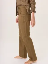 Pantalón de jean recto, color azul oscuro gastado, confeccionado en gabardina de algodón. Presenta pespuntes y atraques en contraste de color.