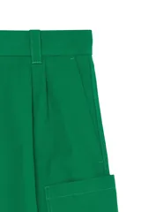 Bermuda cargo relaxed fit color azul marino, de tiro medio con pliegues frontales y presillas para cinturón. Cuenta con bolsillos laterales tipo cargo en las perneras y cierre frontal con cremallera y gancho metálico oculto.