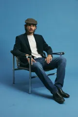Pantalon jean de corte recto clásico con diseño de cinco bolsillos, confeccionado en algodón.