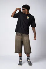 Remera oversize color crema con estampado abstracto en el pecho, inspirado en Claude Monet.