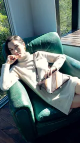 Sobre de mano de símil cuero con diseño de franjas diagonales en negro, blanco y marrón. Cuenta con cierre metálico frontal, bolsillo interior con cierre y otro abierto con división. Incluye correa desmontable para usar como bandolera.