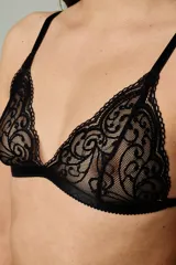 Conjunto de lencería compuesto por un bralette de encaje con breteles regulables y una tanga regulable con corte media less y entrepierna de algodón.