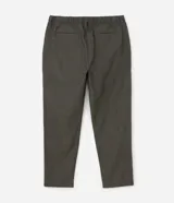 Pantalón masculino de corte relajado confeccionado en tejido oxford de algodón. Presenta cintura con trabillas y lazo ajustable, bolsillos laterales y traseros.