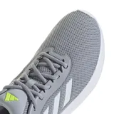 Championes Adidas Cloudfoam Move de color gris, con diseño de malla transpirable, las icónicas tres tiras laterales en tono plateado y detalles en verde lima en la lengüeta y la mediasuela. Cuenta con tecnología de amortiguación Cloudfoam Walk para mayor confort.
