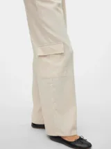 Pantalón cargo wide leg de tiro medio color beige, confeccionado en mezcla de poliéster, viscosa y lino. Cuenta con bolsillos laterales tipo cargo en las piernas y pinzas en la parte delantera.