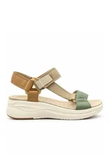 Sandalias planas con plataforma, tiras ajustables con velcro en tonos beige, marrón y verde, y suela blanca texturizada.