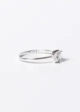 Anillo solitario de plata 925 con una zirconia de corte cuadrado engastada en el centro.