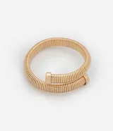 Pulsera dorada flexible con forma de serpiente, confeccionada en metal con punteras lisas.