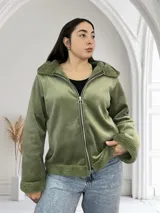 Campera verde de pana con cuello y puños de corderito. Cierre frontal con cremallera.