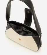 Cartera baguette pequeña Satinato, confeccionada en poliéster con textura y detalles en poliuretano negro y costuras blancas contrastantes. Presenta solapa con cierre de encastre y asa larga para el hombro.