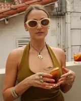 Par de aros dorados con forma cuadrada irregular y centro hueco.