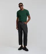 Remera masculina de algodón con textura acanalada y efecto punto. Presenta un diseño de corte regular, cuello redondo y manga corta.