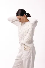 Sweater de tejido de punto con panel frontal calado de diseño floral y mangas largas lisas. Presenta cuello redondo con terminación acanalada.