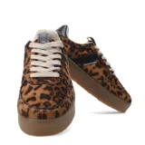 Championes urbanos de mujer con capellada blanca y suela de goma color caramelo con textura antideslizante.