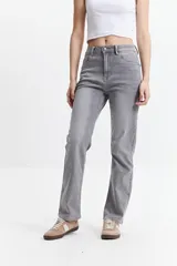 Jean de tiro medio con fit recto, confeccionado en 100% algodón.