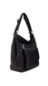 Cartera mochila versátil de cuero sintético con textura granulada, color negro. Cuenta con múltiples bolsillos frontales con cierre, correas ajustables que permiten su uso tanto como cartera de hombro o como mochila, y herrajes metálicos.