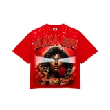 Remera roja de corte oversize con estampado gráfico frontal que presenta a una mujer con rayos saliendo de sus ojos, rosas y la inscripción Glaza God.