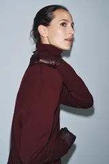 Jersey de corte oversize confeccionado en lana 100%, con cuello subido y manga larga.