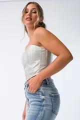 Top plateado estilo corset, sin mangas y con escote recto.