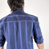 Camisa de hombre de algodón a rayas verticales azul marino y azul, con cuello italiano y manga tres cuartos.