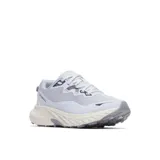 Championes de trail running Merrell modelo Agility Trail, color gris claro con detalles en blanco y gris oscuro. Presentan parte superior de malla transpirable con refuerzos de TPU, mediasuela de espuma FloatPro para mayor amortiguación y suela de goma con tacos para tracción en terrenos irregulares.