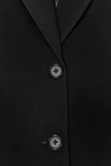 Blazer entallada de Zara Woman Collection, color negro, con cuello solapa de muescas, manga larga con botones en puños y cierre frontal con botones. Presenta bolsillos de vivo en el delantero y detalle de pespuntes marcados a tono.