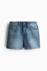Short de denim azul de algodón levemente elástico, con diseño clásico de cinco bolsillos, cierre frontal y botón metálico.