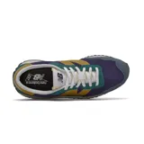 Championes New Balance MS237 de hombre, con capellada de gamuza y pana en color azul, violeta, verde y mostaza.
