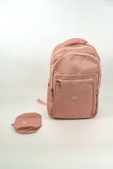 Mochila de poliéster color rosado, con múltiples compartimentos con cierre y un estuche pequeño a juego.