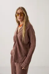 Camisa de lino color marrón, de manga larga y calce holgado, con cuello mao y escote en V.