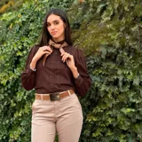 Blusa de manga larga con cuello mao y cierre frontal de botones. Presenta mangas abullonadas con puños ajustados y un diseño de corte clásico.