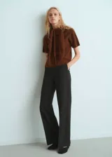 Jersey de punto de manga corta con diseño de doble capa y cuello redondo. Presenta un estilo recto y tejido de punto medio.