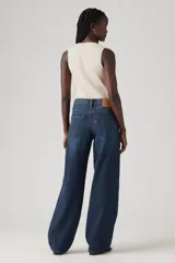 Pantalón de jean azul oscuro, de corte amplio y tiro alto.