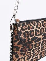 Bandolera negra con cierre superior y tachas plateadas en el borde.