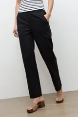 Pantalón recto color verde oliva con bolsillos laterales y cierre frontal.