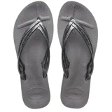 Sandalias tipo ojota Havaianas con tiras finas metálicas y suela de goma texturizada.