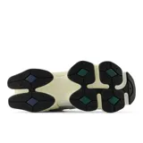 Championes New Balance modelo 9060, unisex, color gris con detalles en azul y verde. Confeccionados en malla y gamuza de cerdo, con entresuela de doble densidad con amortiguación ABZORB y SBS.