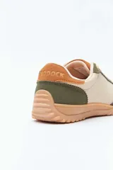 Zapatillas urbanas de estilo deportivo, modelo Paddock Pols, confeccionadas en combinación de tonos beige y blanco, con suela de goma estructurada.