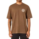 Remera de manga corta color marrón con un ligero efecto lavado, corte relajado y un pequeño estampado circular blanco en el pecho izquierdo con un símbolo de yin-yang estilizado y texto alrededor.