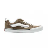 Championes Vans modelo Knu Skool, de diseño robusto y estilo retro. Presentan una capellada de gamuza color marrón con la icónica banda lateral acolchada en blanco, lengüeta y cuello reforzados, y suela de goma blanca con la clásica estructura waffle.