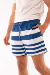 Short de baño azul con franjas horizontales en celeste y azul claro. Cuenta con cintura elástica ajustable con cordón, dos bolsillos laterales y uno trasero.