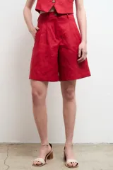 Bermuda roja de lino, de tiro alto y corte ancho.