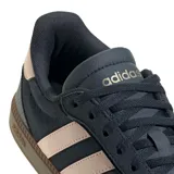 Championes urbanos Adidas modelo Breaknet Sleek, color azul marino con las icónicas tres tiras laterales en tono rosado y suela de goma color marrón.